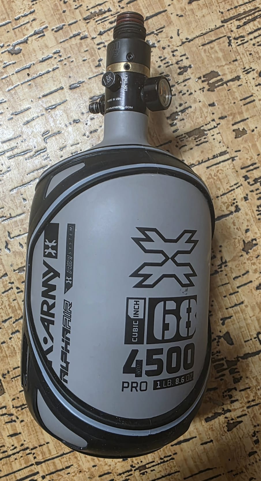 HK Army Bottle Alpha Air® 68ci - Graphite+NINJA V2+Dye rubber Grip Esittelytuote