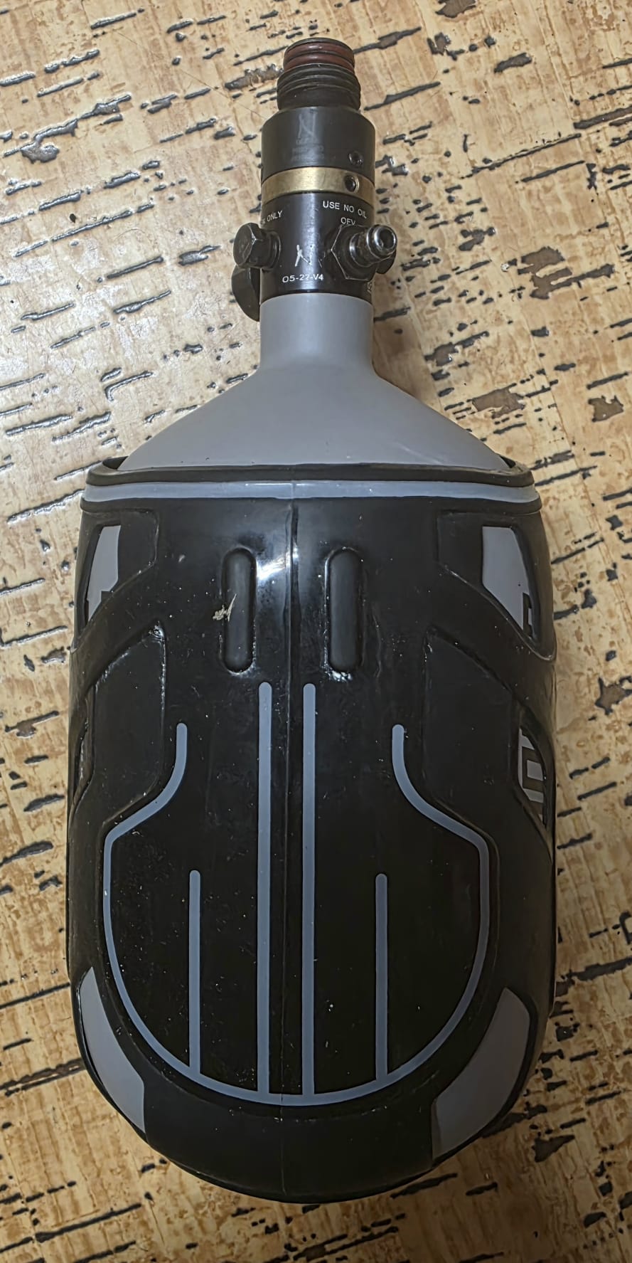 HK Army Bottle Alpha Air® 68ci - Graphite+NINJA V2+Dye rubber Grip Esittelytuote
